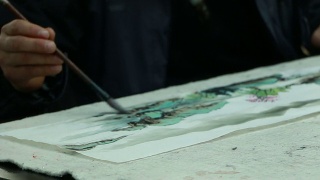 中国艺术家用毛笔实时画国画。视频素材模板下载