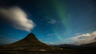 冰岛kirkjuis上空的北极光时间流逝视频素材模板下载