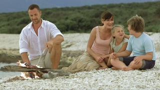 一家人在岛上的沙滩上，火炉边唱歌视频素材模板下载