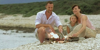 一家人在海边烤火