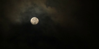 云上满月升起