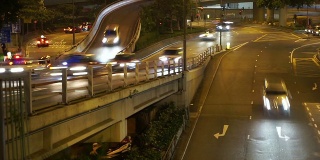时间推移，香港夜间多车道公路及楼宇的繁忙交通。
