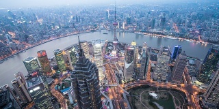 上海从白天到夜晚的全景天际线、建筑和交通，时光流逝。