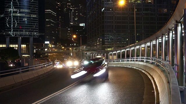 时间推移，香港夜间多车道公路及楼宇的繁忙交通。