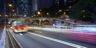 时间推移，香港夜间多车道公路及楼宇的繁忙交通。