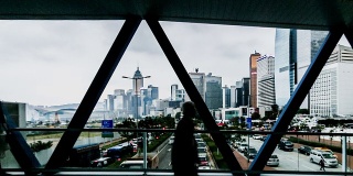 中国香港，2014年11月12日:中国香港市中心的交通和行人