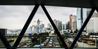 中国香港，2014年11月12日:中国香港市中心的交通和行人