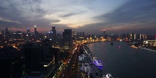 上海的天际线，交通和现代建筑在江边，快速移动。
