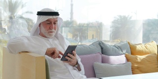 一名阿联酋男子在用智能手机