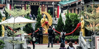 中国香港，2014年11月13日:中国香港，著名的黄大仙祠中的恋人神像