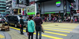 中国香港，2014年11月13日:中国香港市中心的交通和行人