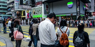 中国香港，2014年11月13日:中国香港市中心的交通和行人