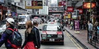 中国香港，2014年11月13日:中国香港市中心的交通和行人