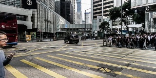 中国香港，2014年11月14日:中国香港市中心的交通和行人