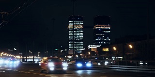 摩天大楼在夜间与道路交通
