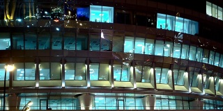 摩天大楼夜晚的窗户