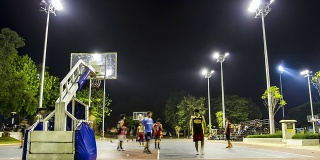 时光流逝:亚洲青年打篮球户外夜景
