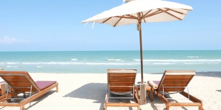 热带海滩的沙滩椅