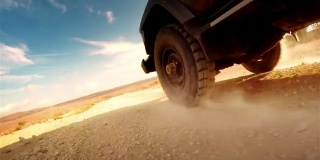在非洲沙漠的小路上。轮胎上的花纹特写。