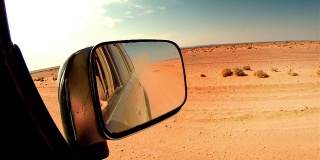 在非洲沙漠的小路上。车镜特写。