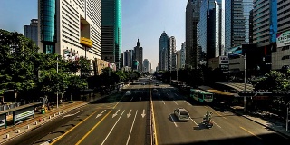 中国深圳，2014年11月20日:中国深圳市中心繁忙的交通状况