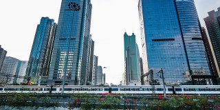 中国深圳，2014年11月21日:火车缓缓驶向中国深圳的火车站