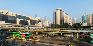 中国深圳，2014年11月21日:公交车站就在中国深圳火车站外