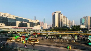 中国深圳，2014年11月21日:公交车站就在中国深圳火车站外视频素材模板下载