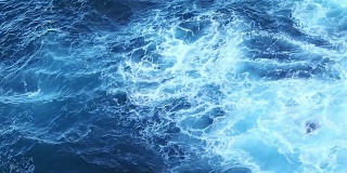 汹涌的蓝色海浪拍打着岩石