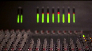 混合控制台上的音频级别视频素材模板下载