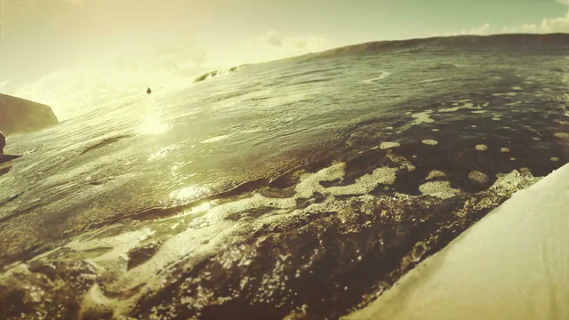 冲浪镜头:在冲浪板上
