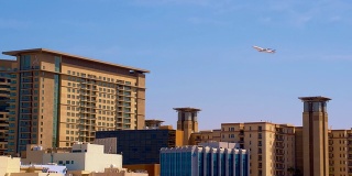 飞机在迪拜的建筑上空飞行