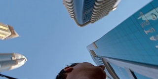 在迪拜摩天大楼下旋转的人