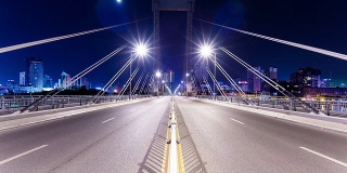 现代城市宁波夜间桥上交通繁忙，时间流逝。
