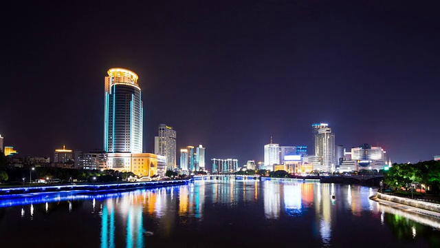 夜晚的江边，宁波的天际线和灯火通明的建筑物。超级失效。