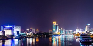 夜晚的江边，宁波的天际线和灯火通明的建筑物。超级失效。