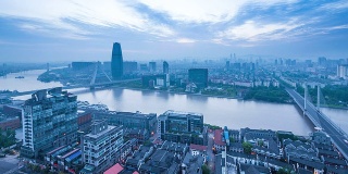 黎明时分，宁波河堤上的天际线和建筑物，时光流逝。
