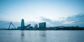黎明时分，宁波河边的天际线和现代建筑，时光流逝。