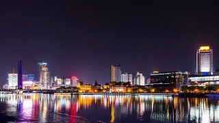 夜晚的江边，宁波的天际线和灯火通明的建筑物。超级失效。视频素材模板下载