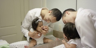 爸爸在给宝宝刷牙