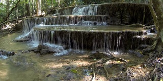 夏季热带森林的瀑布，怀美卡明瀑布