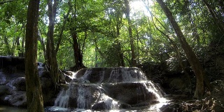 泰国Karnjanaburi的Huay Mae Kamin瀑布，位于热带森林深处