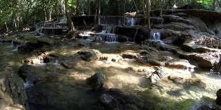 夏季热带森林深处的瀑布，泰国Karnjanaburi Huay Mae Kamin瀑布