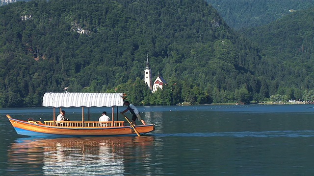 HD: Tourist Boat
