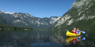 湖上的双人皮划艇