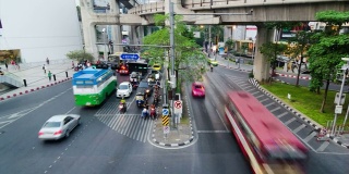 曼谷市中心空中列车高峰时刻时光流逝