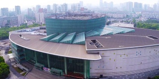 实时鸟瞰宁波河堤的天际线和现代建筑。