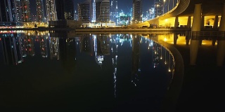 水中倒映的迪拜夜景
