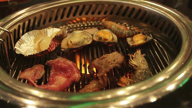 食物在韩国烧烤烧烤视频高清。
