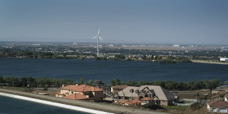 棕榈谷湖和加州渡槽旁的风力涡轮机